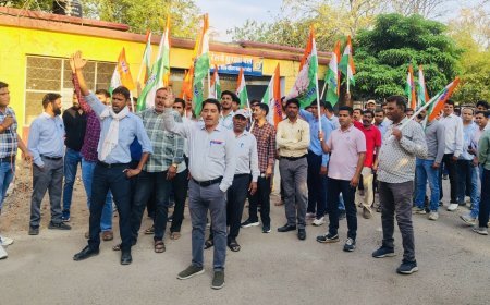 कोटा मंडल में इंजीनियरिंग कर्मचारियों का प्रदर्शन: 30 मांगों का ज्ञापन सौंपा, 14 अप्रैल से भूख हड़ताल की चेतावनी