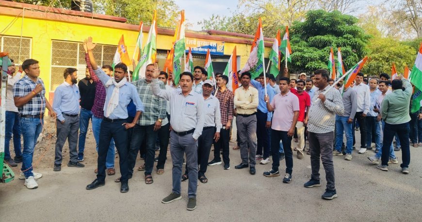 कोटा मंडल में इंजीनियरिंग कर्मचारियों का प्रदर्शन: 30 मांगों का ज्ञापन सौंपा, 14 अप्रैल से भूख हड़ताल की चेतावनी