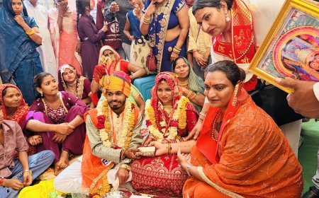 कोटा: श्रीमंशापूर्ण हनुमान मंदिर में 32 जोड़ों का सामूहिक विवाह, किन्नर समाज ने निभाया कन्यादान का फर्ज, नवविवाहिताओं को भेंट की सोने की लौंग