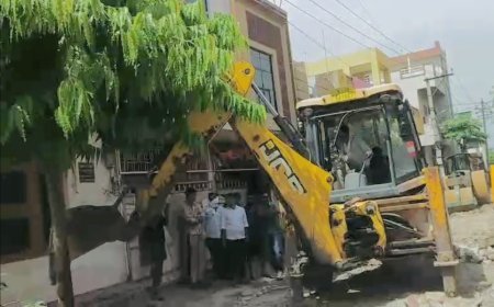 कोटा: चिल्लाती रहीं महिलाएं- “मत काटो पेड़”, ठेकेदार के बुलडोजर ने उखाड़ दिए हरे-भरे पेड़, शिकायत के बावजूद नहीं हुई कार्रवाई