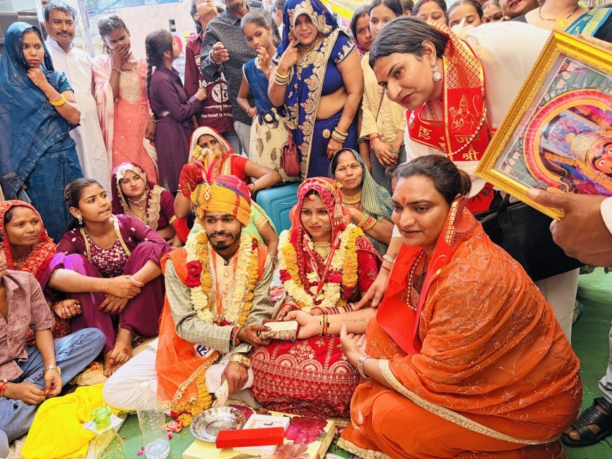 कोटा: श्रीमंशापूर्ण हनुमान मंदिर में 32 जोड़ों का सामूहिक विवाह, किन्नर समाज ने निभाया कन्यादान का फर्ज, नवविवाहिताओं को भेंट की सोने की लौंग