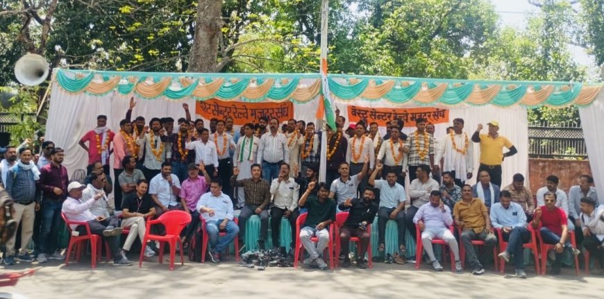 कोटा: रेलवे मजदूर संघ का DRM कार्यालय पर प्रदर्शन, एक माह में समाधान का आश्वासन