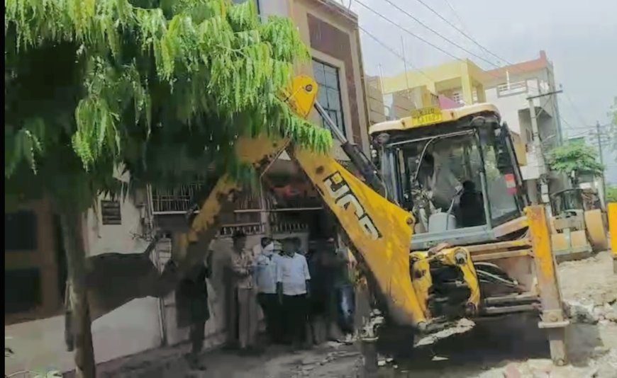 कोटा: चिल्लाती रहीं महिलाएं- “मत काटो पेड़”, ठेकेदार के बुलडोजर ने उखाड़ दिए हरे-भरे पेड़, शिकायत के बावजूद नहीं हुई कार्रवाई