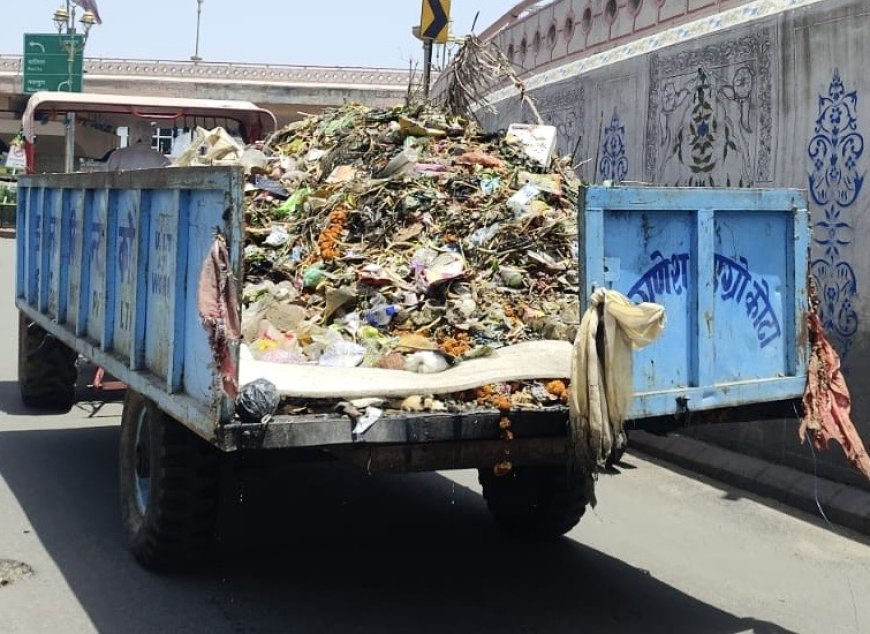 कोटा- कचरा वाहन या चलती फिरती गंदगी का ढेर? ट्रैक्टर का टूटा डाला, खुला कचरा, राहगीर परेशान और बदबू से बेहाल शहर