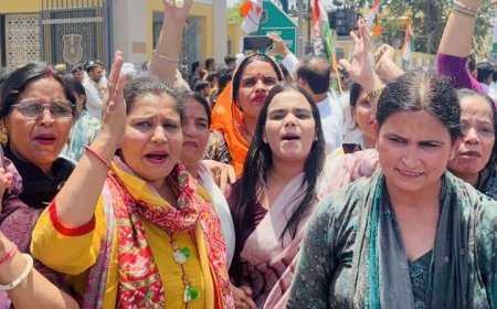 नीट पेपर लीक पर कांग्रेस का जयपुर में प्रदर्शन, शिक्षा मंत्री के इस्तीफे की मांग
