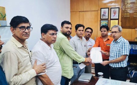 कोटा- मिट्टी में दबी दो जिंदगियां, अब जवाब मांग रहे रेलकर्मी, हादसे के विरोध में रेलवे मजदूर संघ ने DRM कार्यालय पर किया प्रदर्शन, सुरक्षा की मांग को लेकर सौंपा ज्ञापन