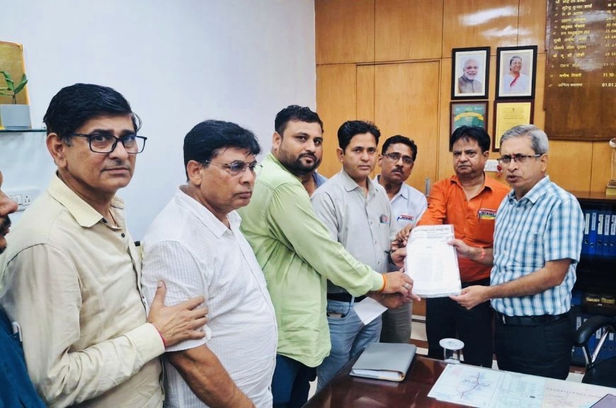 कोटा- मिट्टी में दबी दो जिंदगियां, अब जवाब मांग रहे रेलकर्मी, हादसे के विरोध में रेलवे मजदूर संघ ने DRM कार्यालय पर किया प्रदर्शन, सुरक्षा की मांग को लेकर सौंपा ज्ञापन