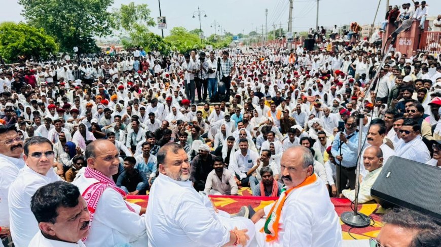 ग्रामीणों की मांगों को लेकर सड़क पर उतरे किसान-पशुपालक, प्रशासन को 15 दिन का अल्टीमेटम, प्रहलाद गुंजल के नेतृत्व में प्रदर्शन, संभागीय आयुक्त को सौंपा ज्ञापन; मांगें नहीं मानी गईं तो कोटा जाम की चेतावनी