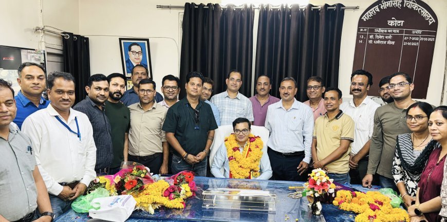 कोटा: नवनियुक्त अधीक्षक डॉ. राकेश सिंह का लैब टेक्नीशियन संघ ने किया अभिनंदन