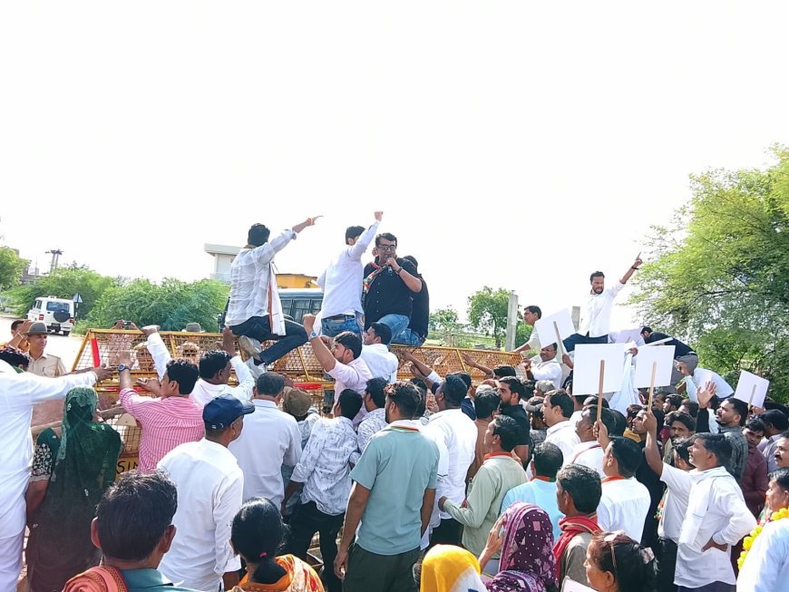 कोटा: सीमलिया में कांग्रेस का हल्ला बोल, मोदी-नागर का पुतला फूंका