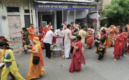 कोटा: कांवड़ के साथ चंबल जल लेकर निकले शिवभक्त, कैथूनीपोल में पुष्पवर्षा से हुआ स्वागत