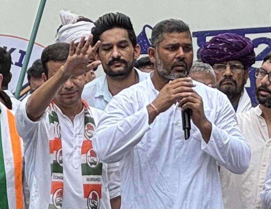 आखिर ऐसा क्या हुआ कि चांदना के बोलते ही मंच छोड़कर चले गए प्रहलाद गुंजल?  ‘छात्रों की गूंज’ के मंच पर दिखी सियासी दूरी