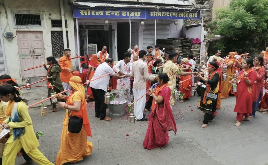कोटा: कांवड़ के साथ चंबल जल लेकर निकले शिवभक्त, कैथूनीपोल में पुष्पवर्षा से हुआ स्वागत